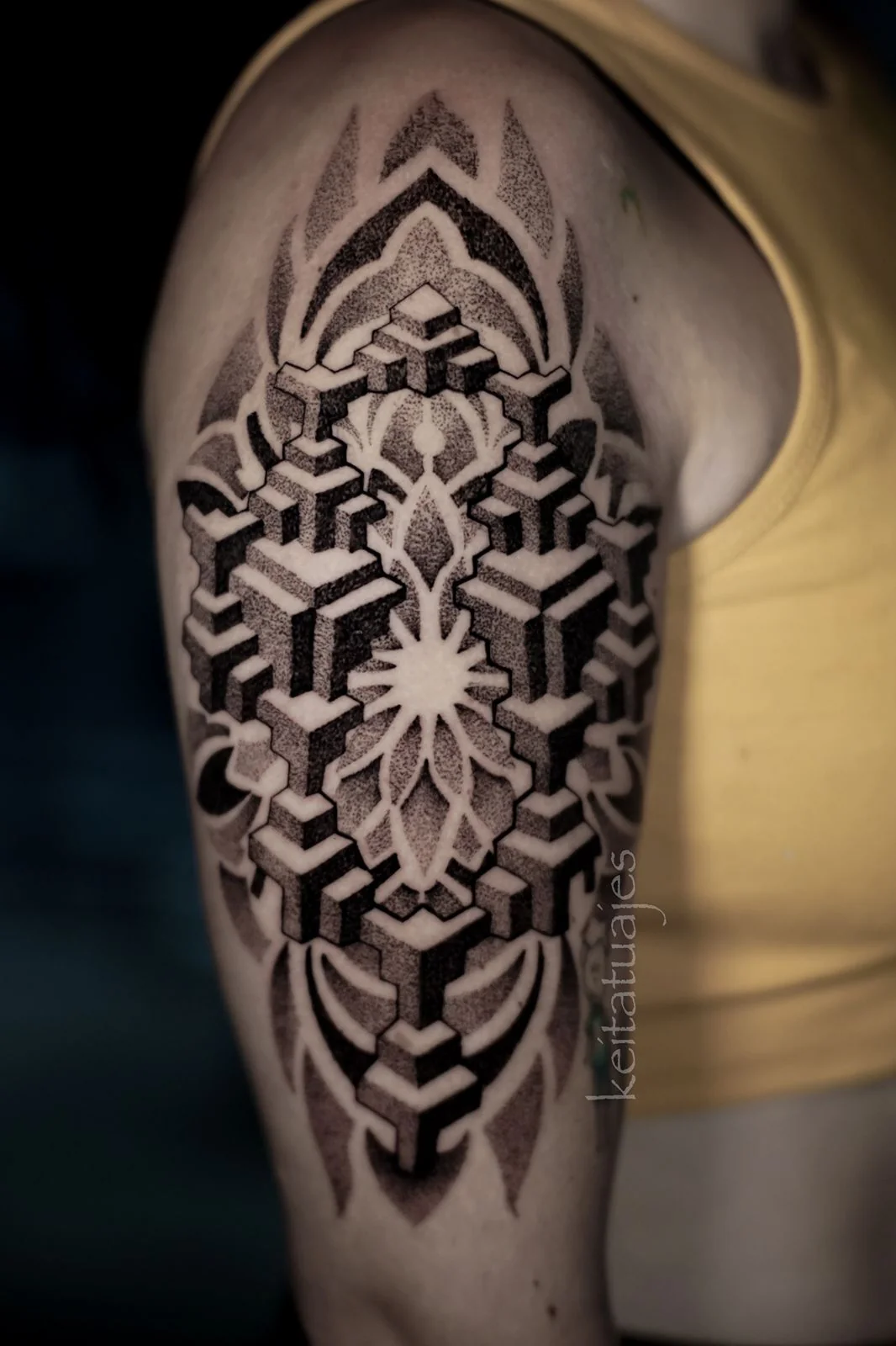 Tatuaje Geométrico Dotwork en espalda