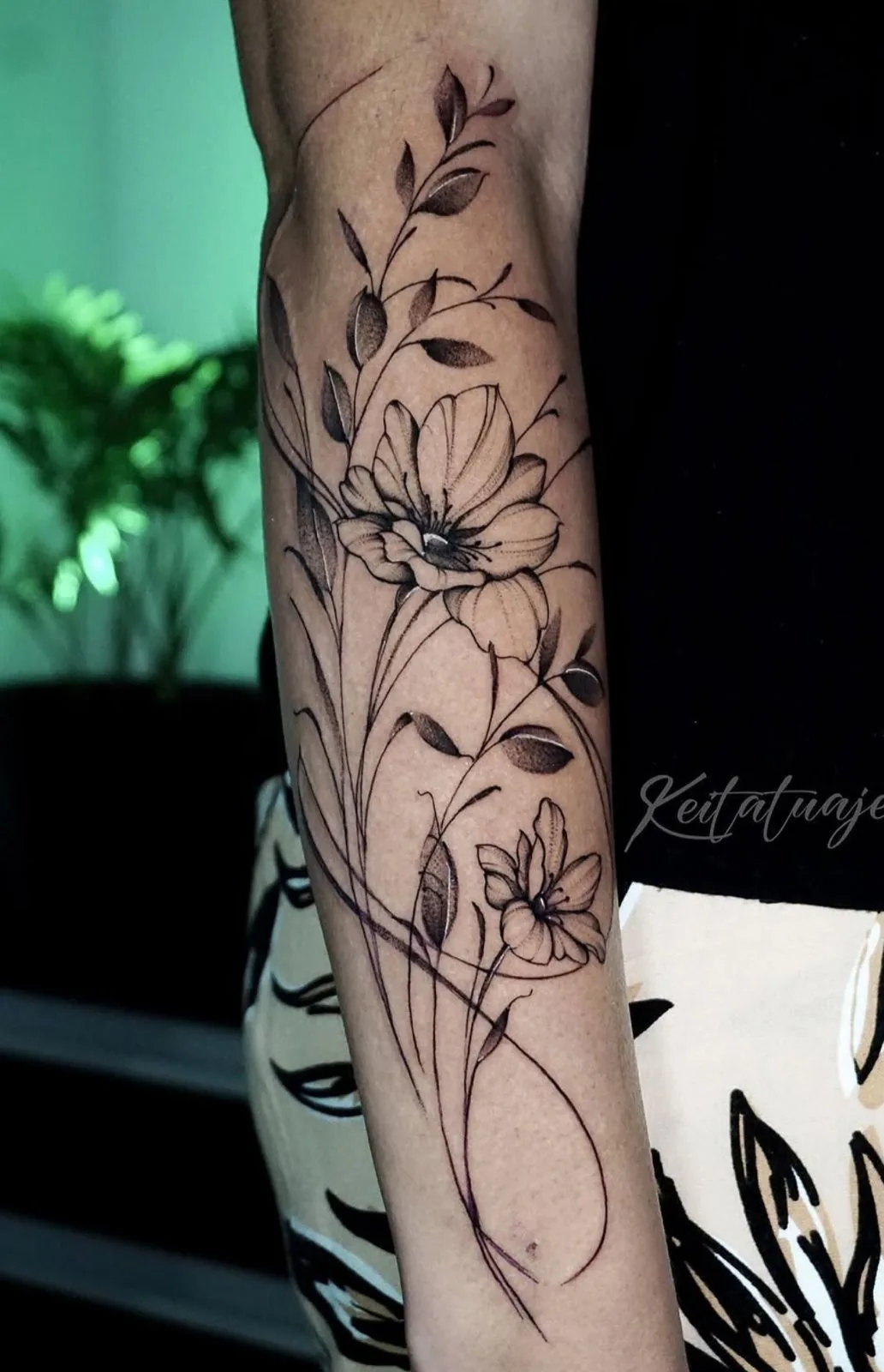 Tatuaje fine line minimalista en muñeca realizado en Studio X Project Recoleta