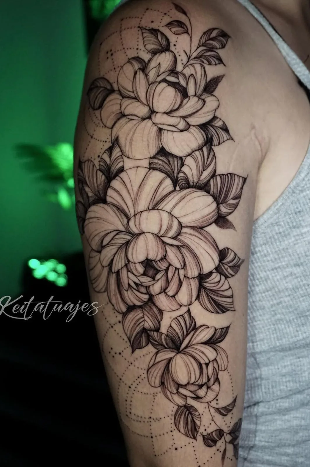 Tatuaje fine line en zona cervical Recoleta